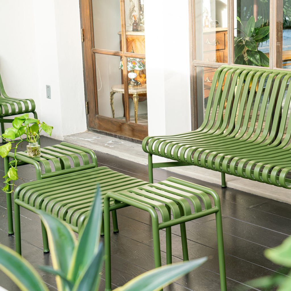 terrazzo con sedie e tavolino verde