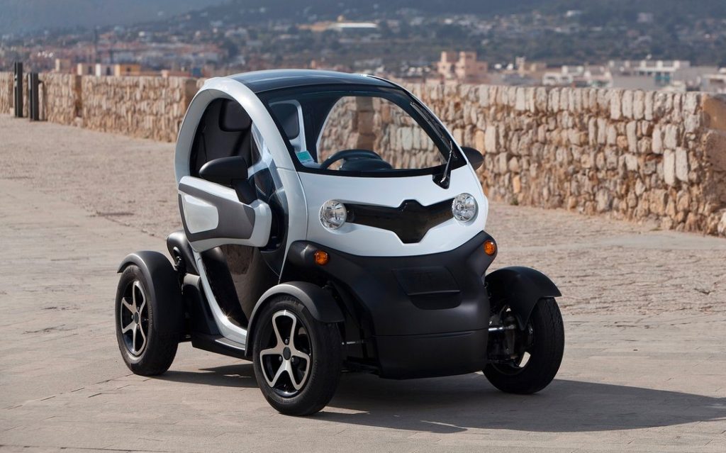 auto senza patente bianca e nera