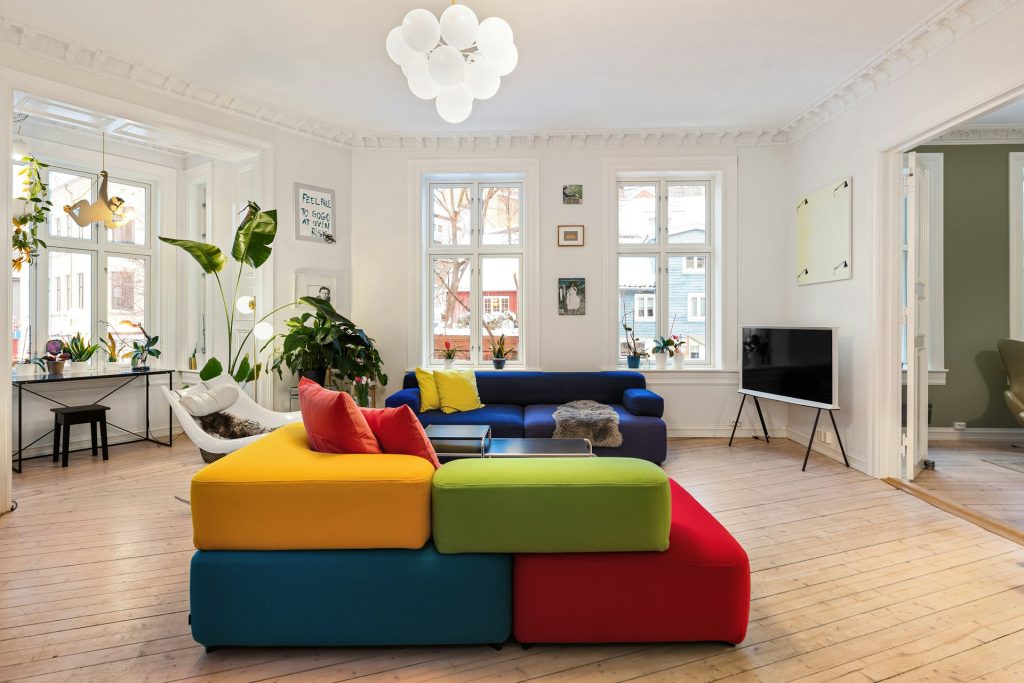 salotto di una casa con divano colorato