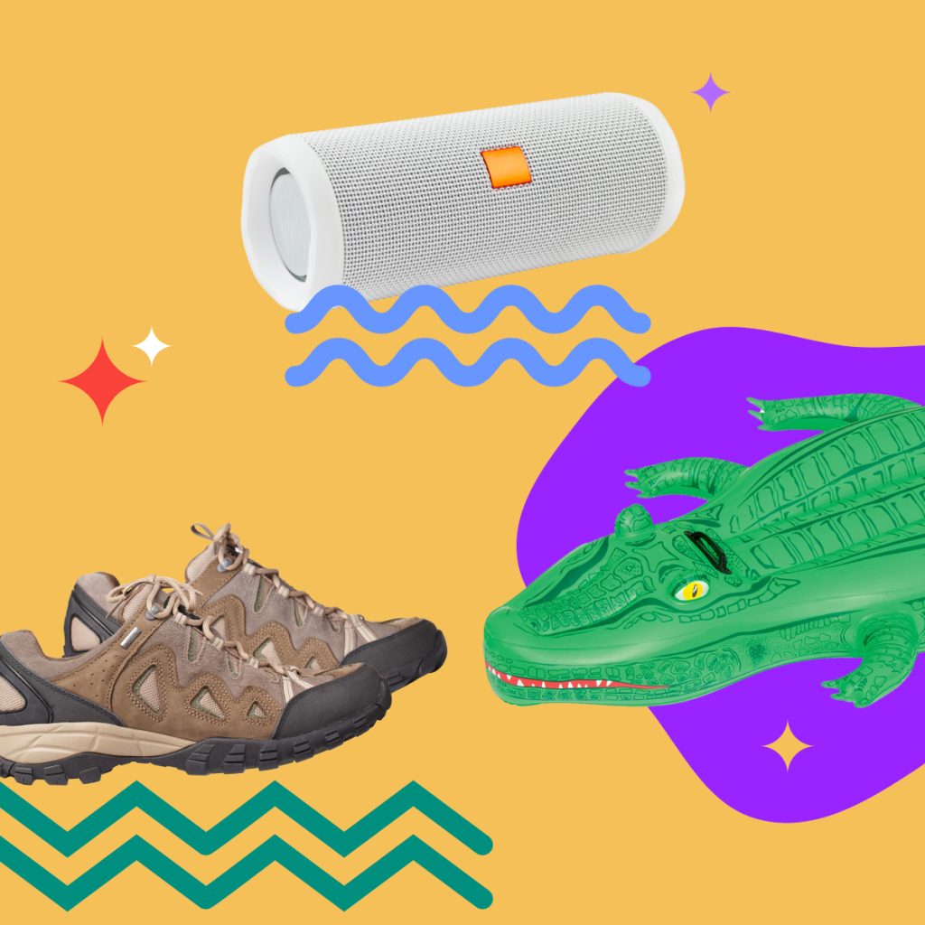 Vari oggetti per l'estate: materassino, speaker portatile, scarpe da trekking