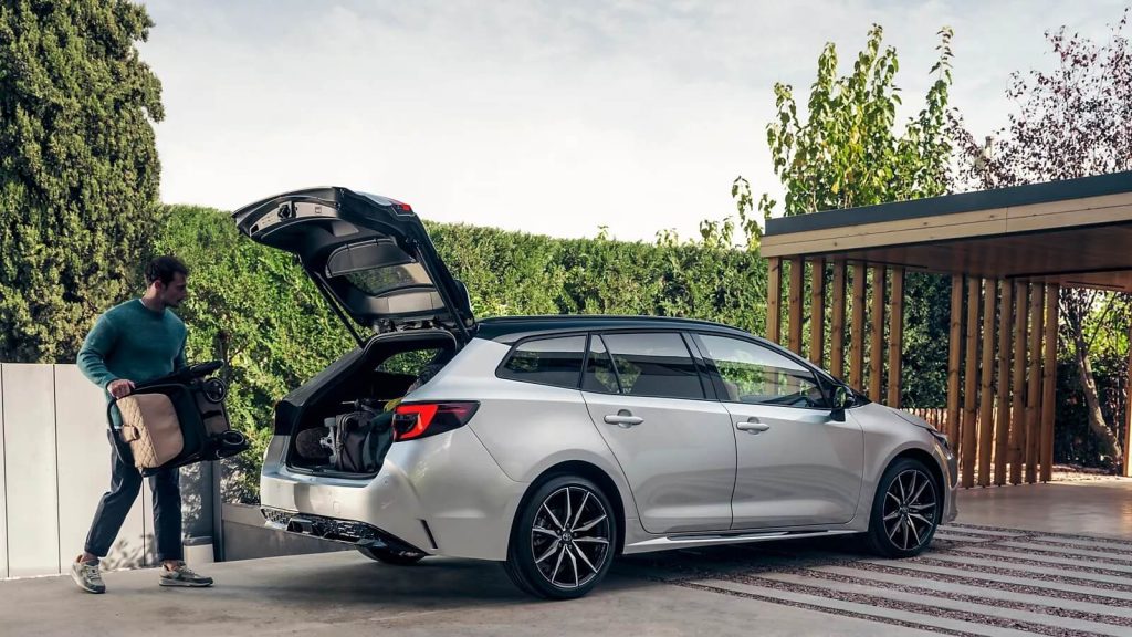 station wagon grigia con bagagliaio aperto