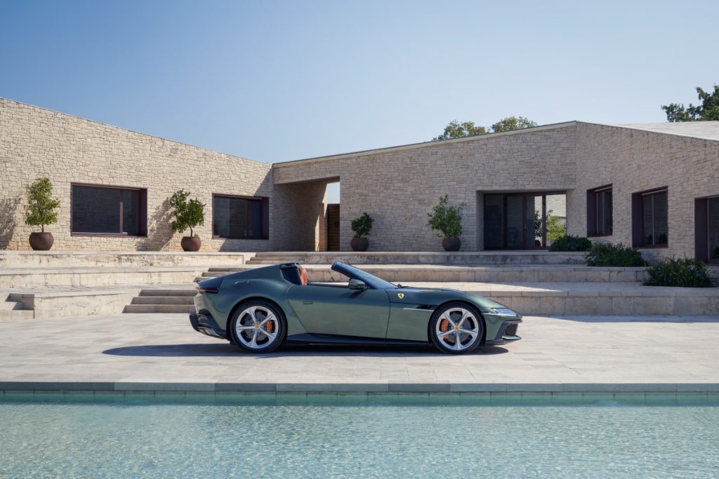 Ferrari !2Cilindri spider grigia pargheggiata davanti a una bella casa