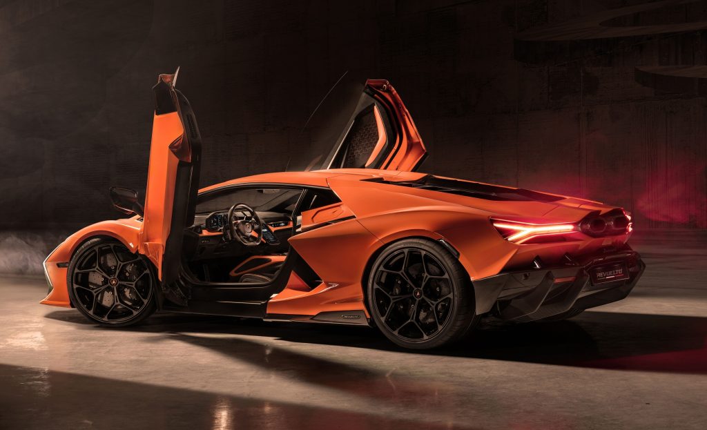 Lambirghini revuelto arancione con le portiere aperte