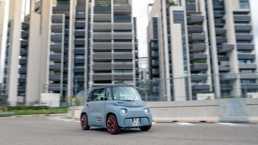 Citroen ami azzurra, la microcar in mezzo ai palazzi