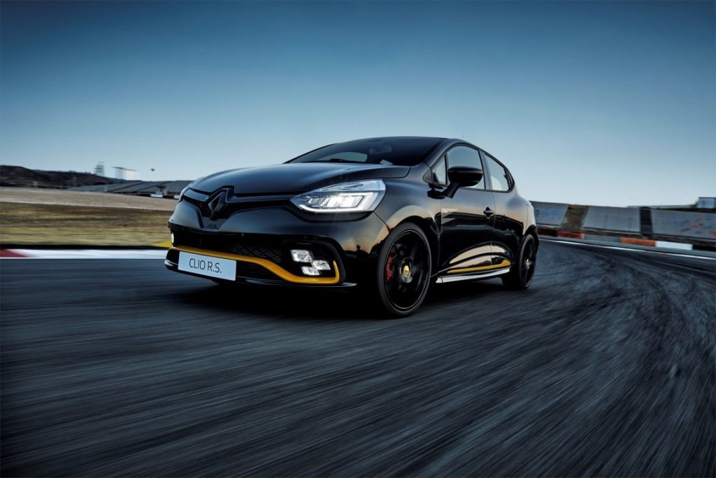 Clio RS nera con profili gialli in pista