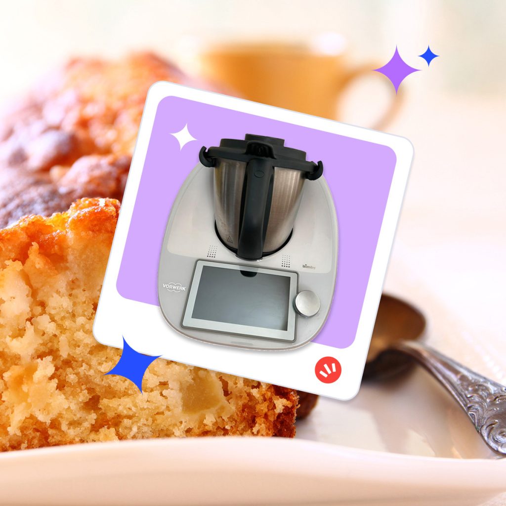 Robot da cucina in un riquadro con torta sullo sfondo