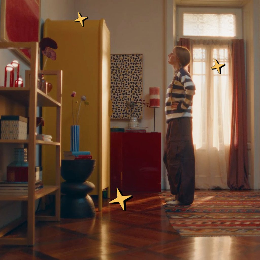 ragazza che guarda armadio chiuso nello spot di Subito